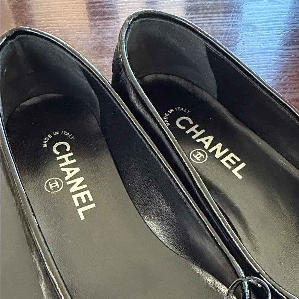NEW CHANEL Black Flats with Logo Detail 38.5